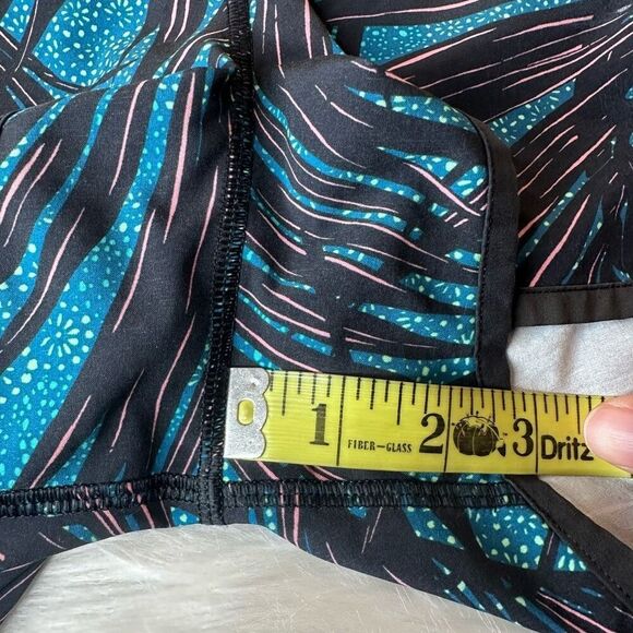 Lululemon Speed Up LowRise Lined Short 2.5”- Size 4- Palm Lace Tofino Teal/Black - Picture 8 of 11